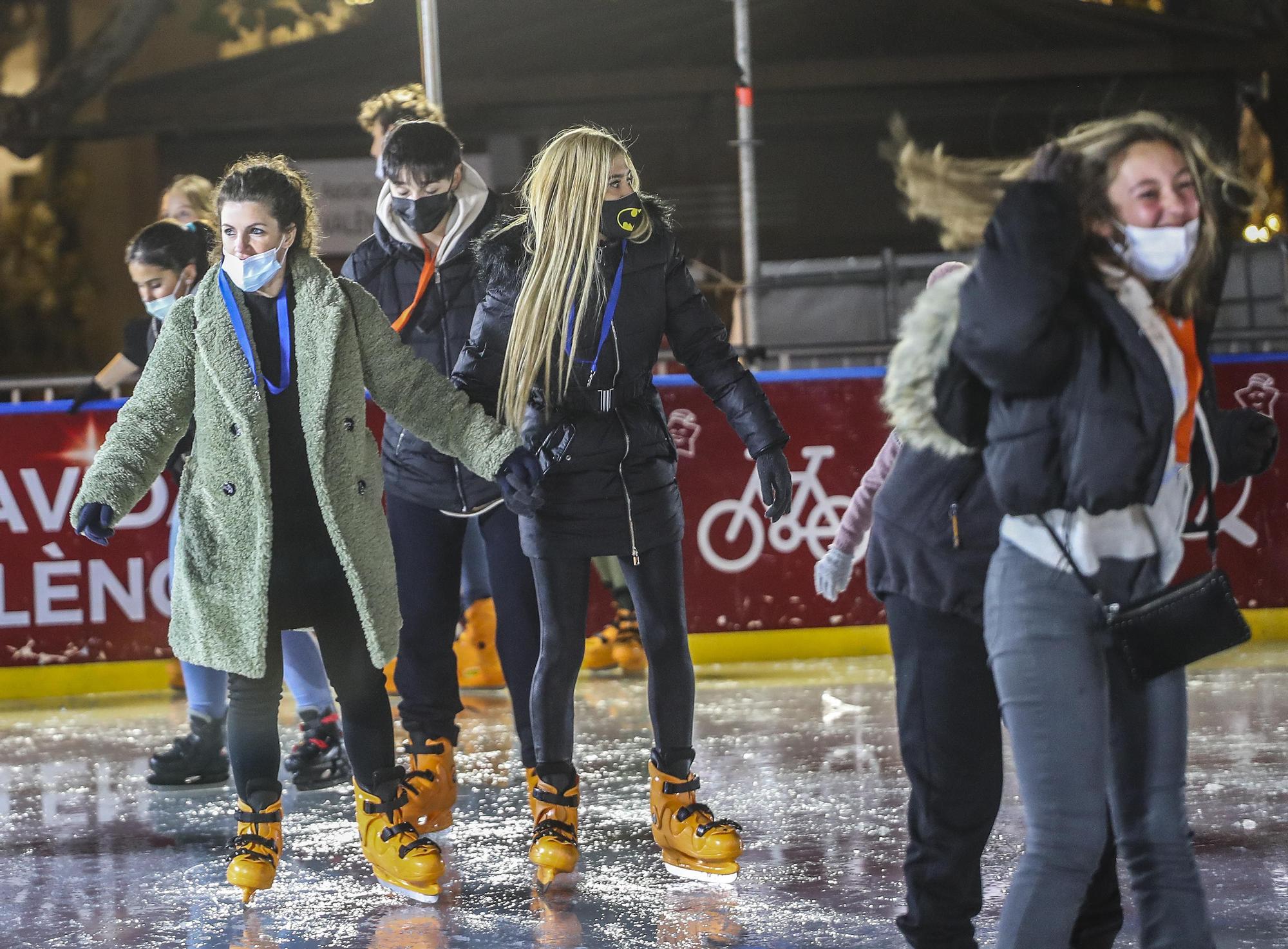 Pista de patinaje y luces de Navidad en la plaza del Ayuntamiento de València