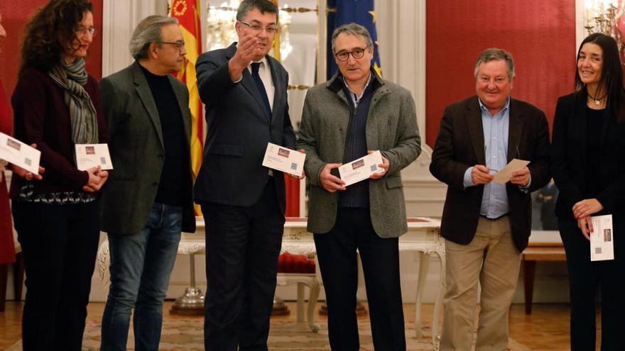 El síndic de Comptes, Vicent Cucarella, con el presidente las Corts, Enric Morera, ayer en las Corts.