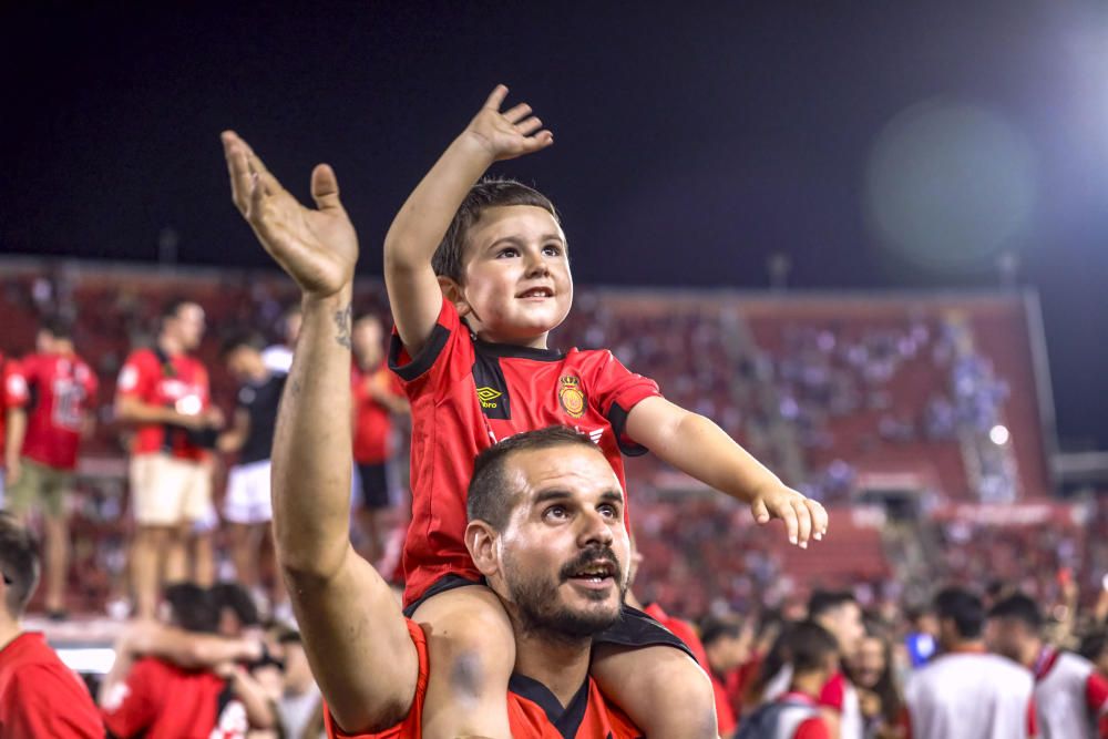 Los aficionados del Mallorca invaden el campo tras el pitido final