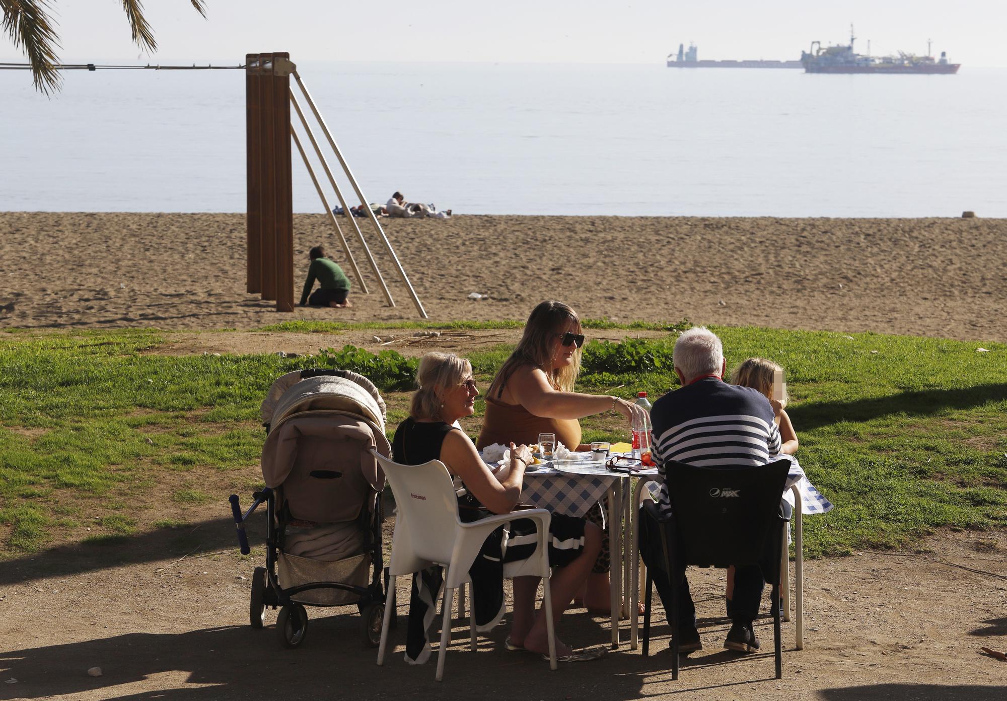 La capital ha disfrutado este lunes, 26 de diciembre de 2022, de unas máximas que rondaban los veinte grados centígrados, lo que ha animado a muchos a tomar el sol en el playa