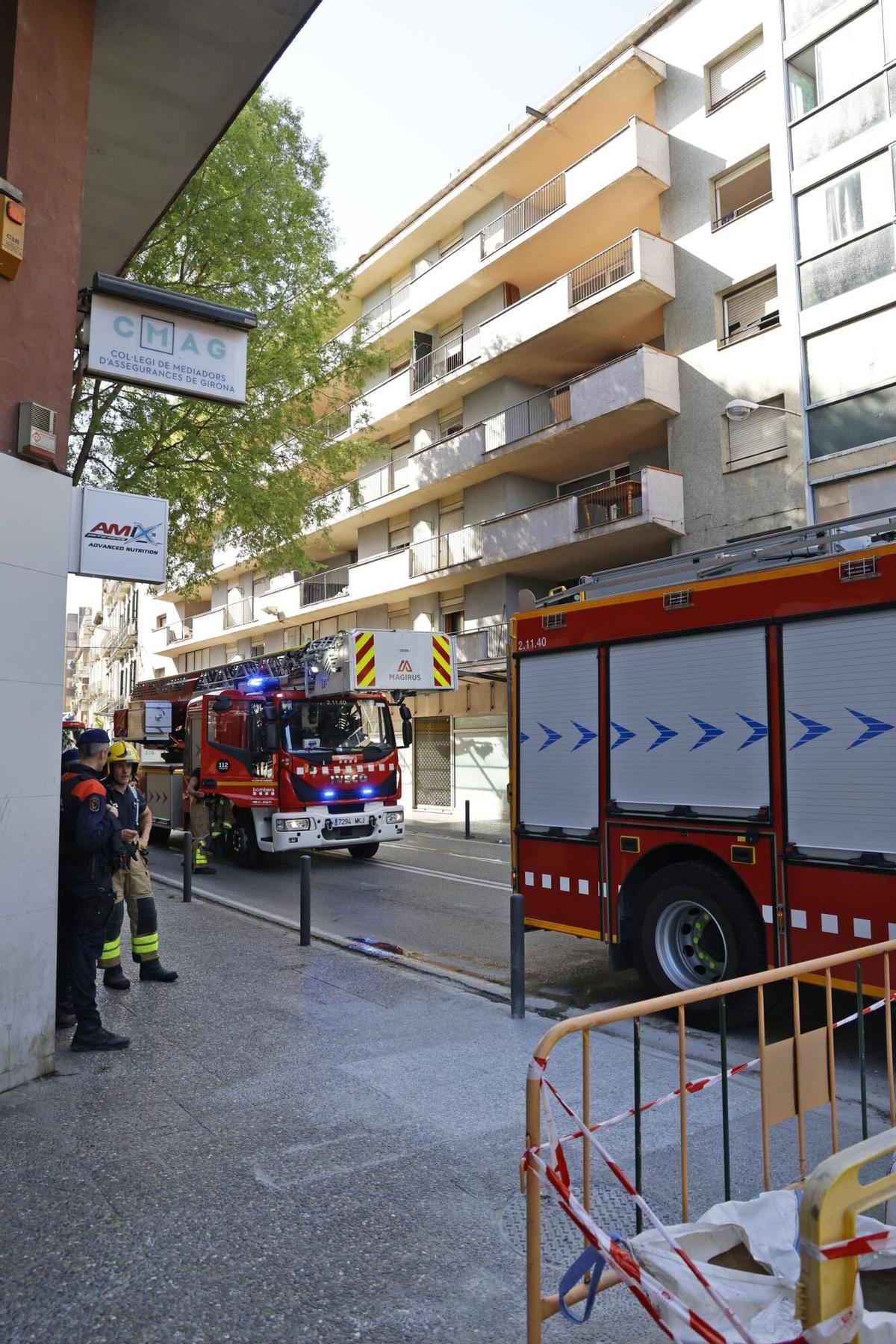 Girona. Ronda Ferran Puig 13-15. Nou incendi a l'edifici ocupat. Bombers. Mossos esquadra.