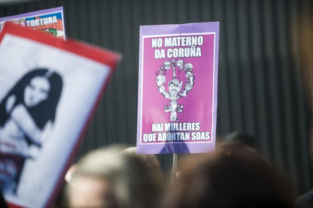 Concentración para reclamar un trato digno a mujeres sometidas a abortos