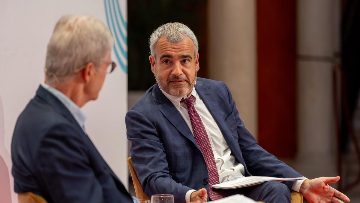 El presidente de Aena, Maurici Lucena, en un diálogo con el director de información económica de Prensa Ibérica, Martí Saballs.