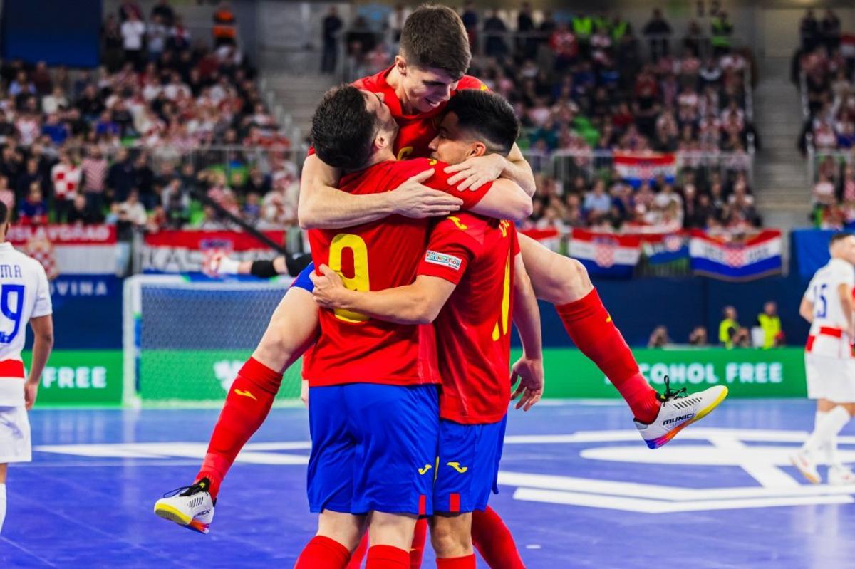 Los futbolistas de la selección española celebran un gol frente a Croacia.