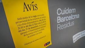Un aviso sobre la huelga de limpieza en Barcelona pegado a un contenedor.