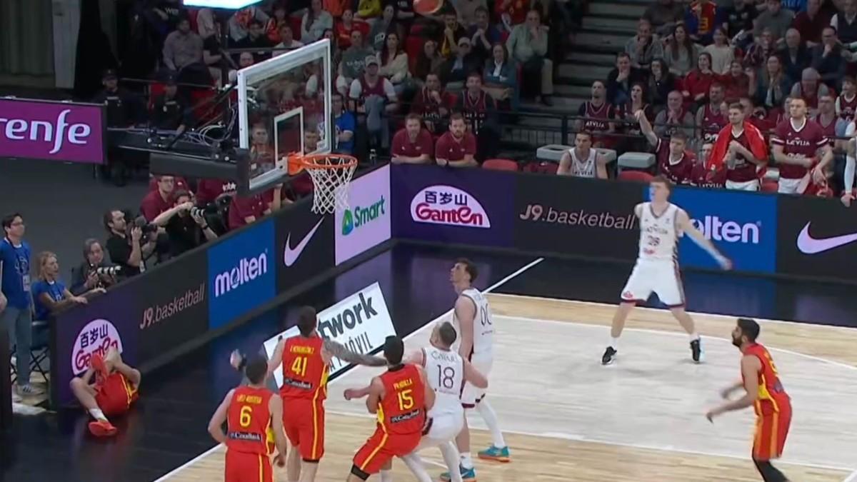 Joel Parra se torció su tobillo en el partido ante Letonia