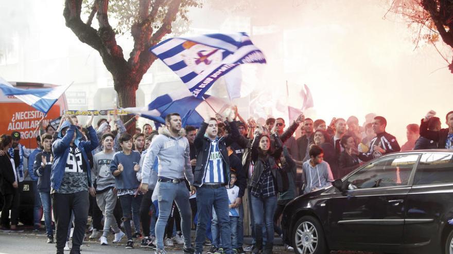 Un grupo de hinchas despide al Deportivo. // J. Roller