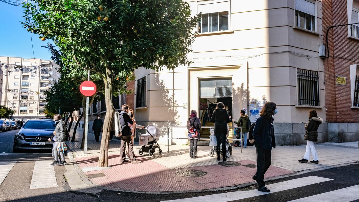 Una de las entradas del colegio Arias Montano, por la avenida de Colón.