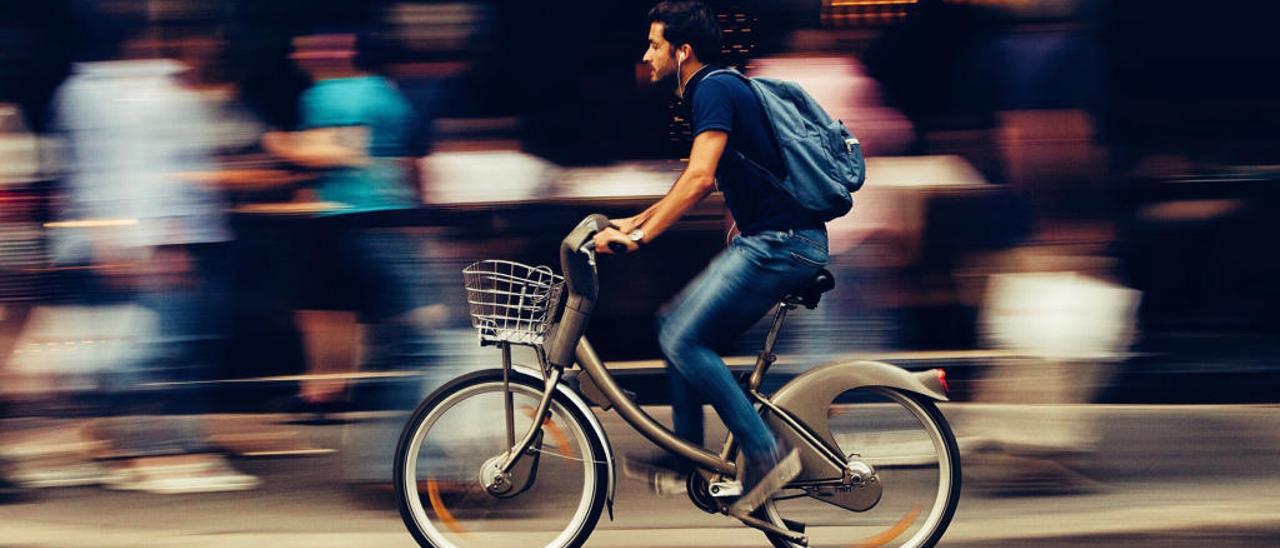 ¿Usas bici eléctrica? Carné, casco y seguro