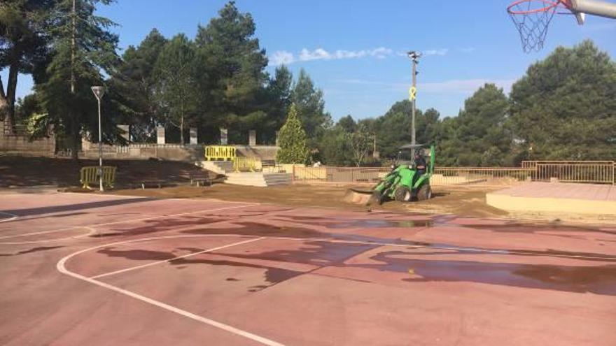 Últims treballs a la plaça, davant la pista de bàsquet