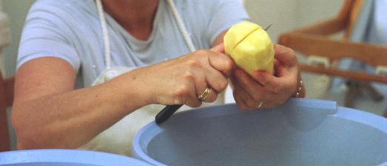 Una mujer preparando la comida.