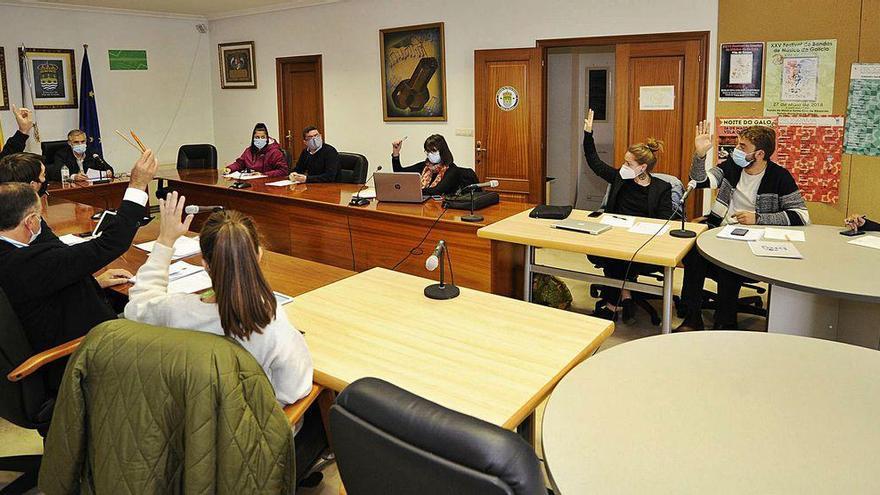 Los tres partidos de la oposición votaron en contra de la mejora de tres caminos en la parroquia de Larazo.