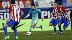 Messi, en una jugada de ataque, perseguido por Saúl y Carrasco en el Calderón.