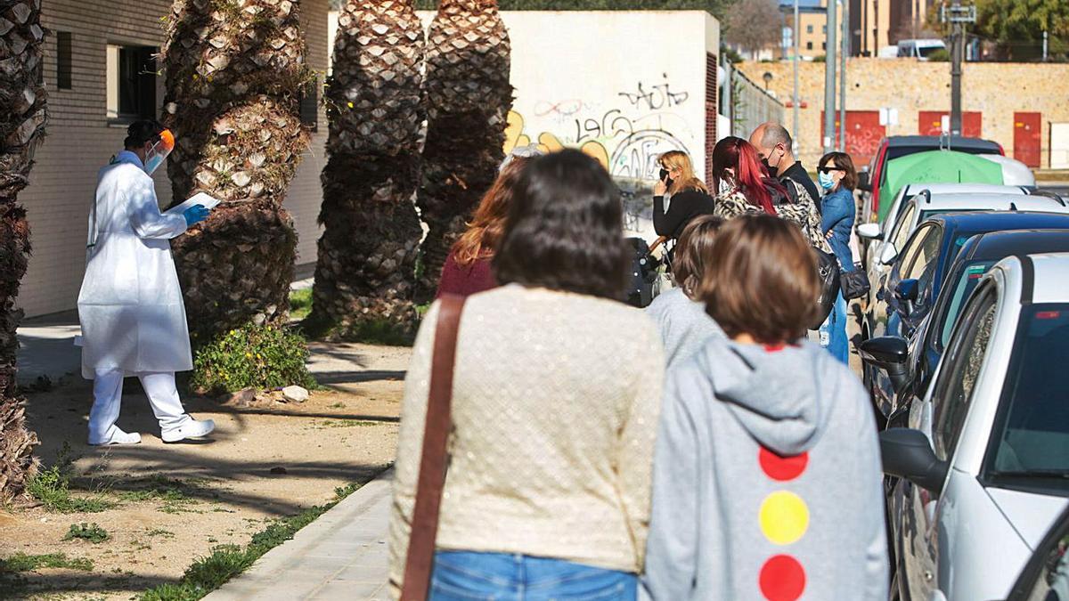 Cola para hacerse una PCR en un centro de salud de Alicante. | MANUEL R. SALA