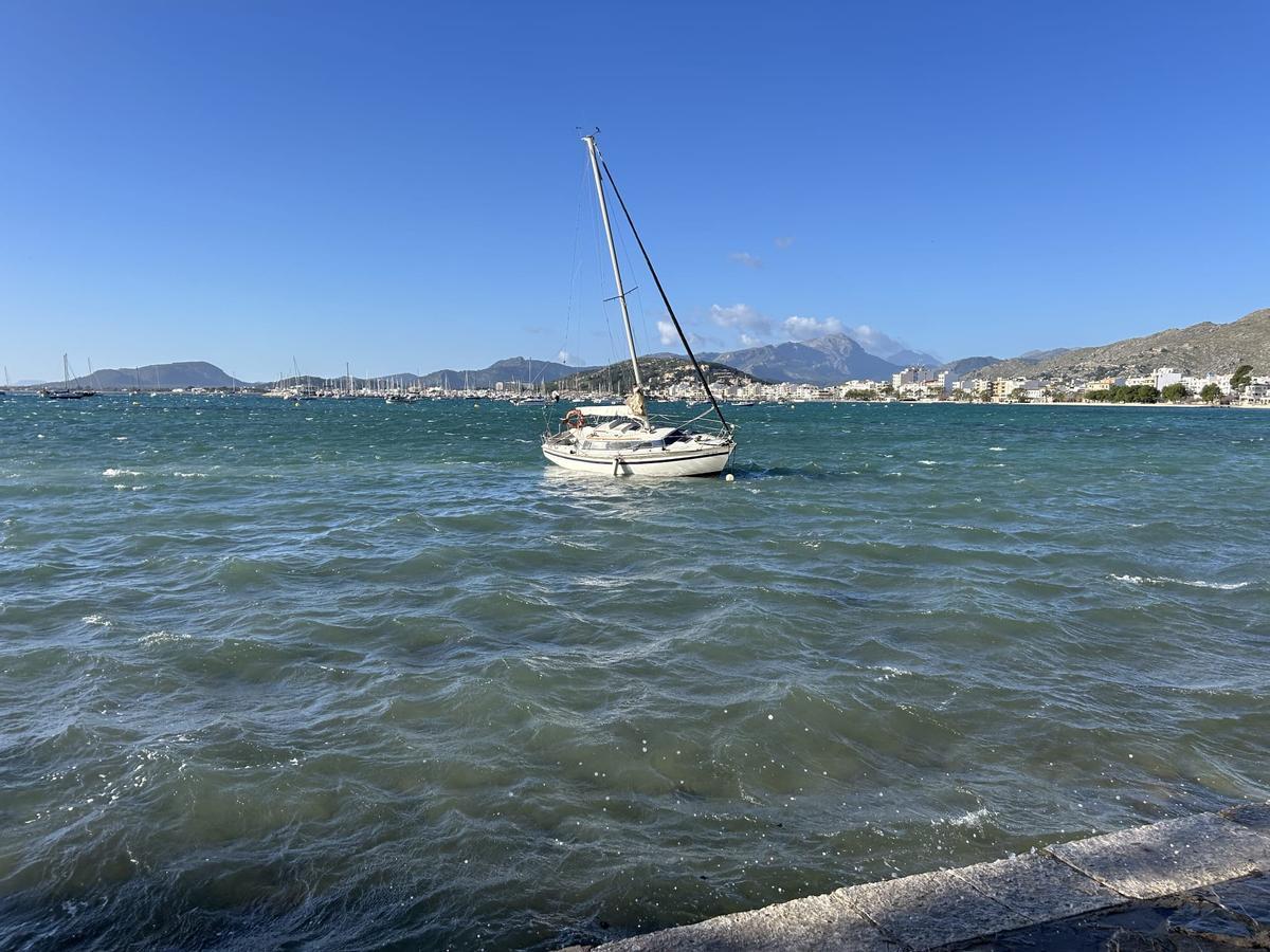 Imagen de uno de los veleros que han quedado encallados en el Port de Pollença.