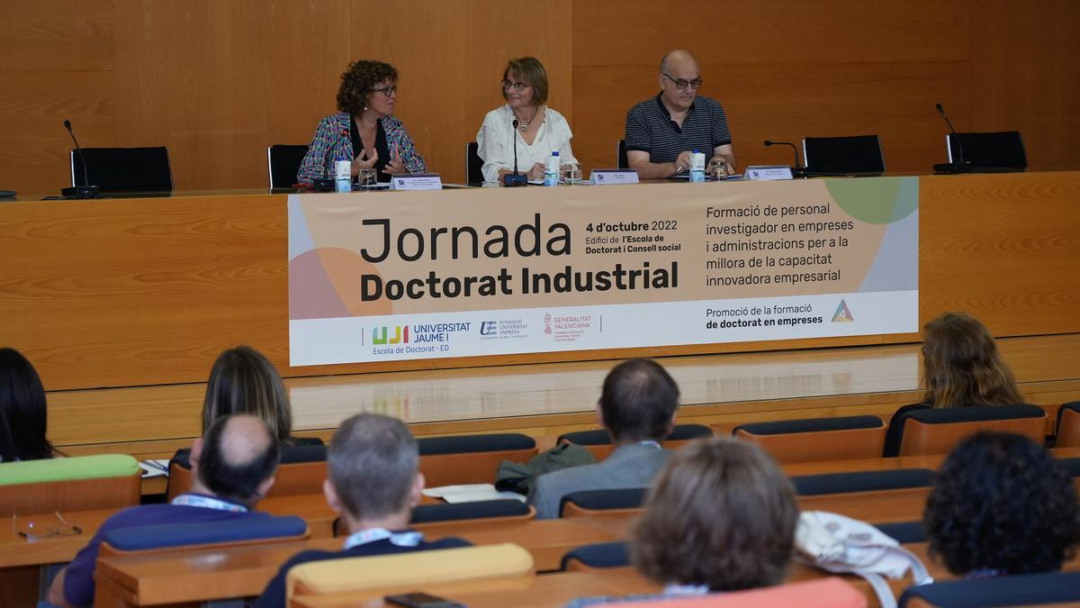 La consellera de Universidades, Josefina Bueno, con la rectora de la UJI, Eva Alcón, y el vicerrector Jesús Lancis en un acto reciente en Castelló