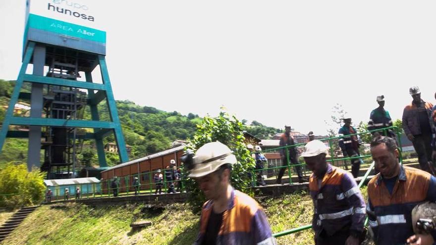 Un relevo de mineros en el pozo Santiago (Aller).