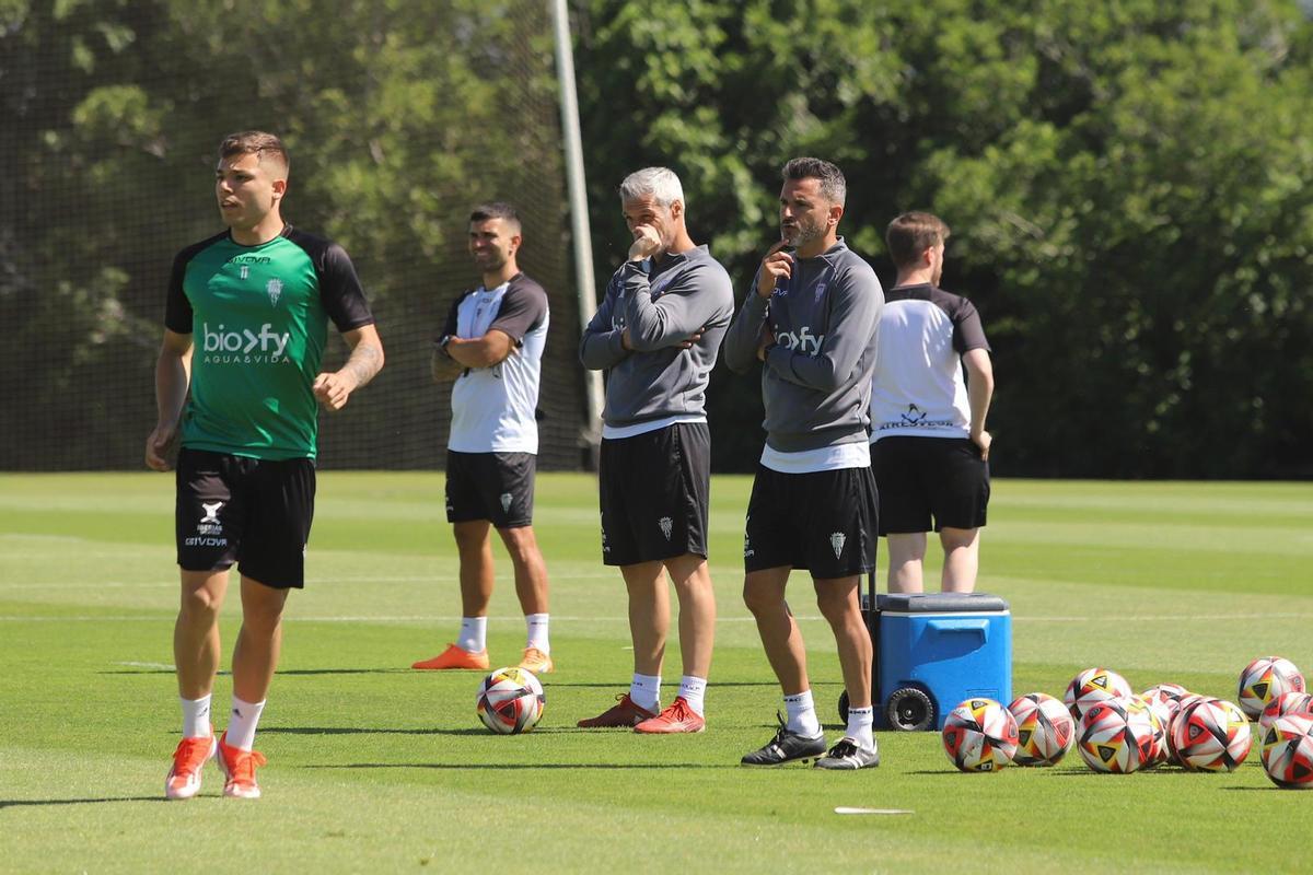 Iván Ania y su cuerpo técnico siguen un entrenamiento de esta semana.