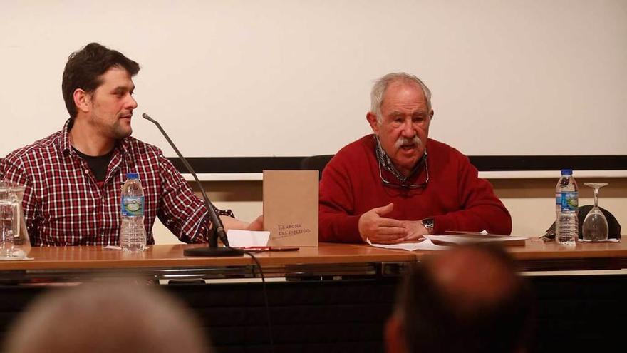 El historiador Pablo Martínez Corral, que presentó el acto, y Miguel Ángel San Miguel, a la derecha, en el palacio de Valdecarzana.