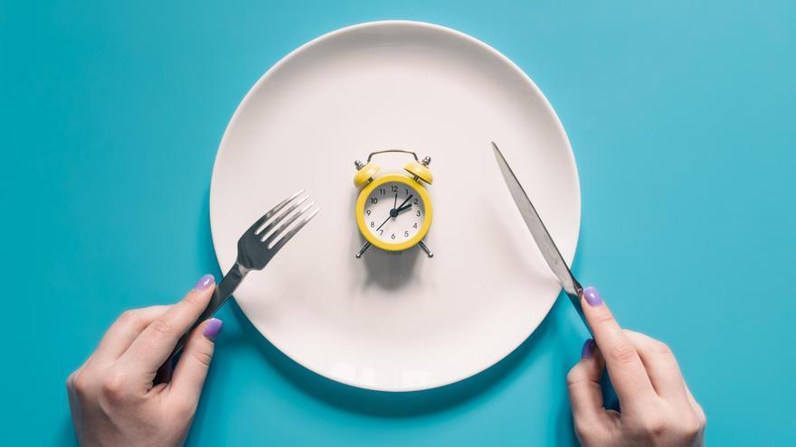 Esta es la hora a la que debería cenar si quieres perder peso