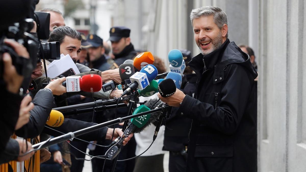 Andreu Van den Eynde, abogado de Oriol Junqueras, hace declaraciones a los medios a las puertas del Tribunal Supremo.