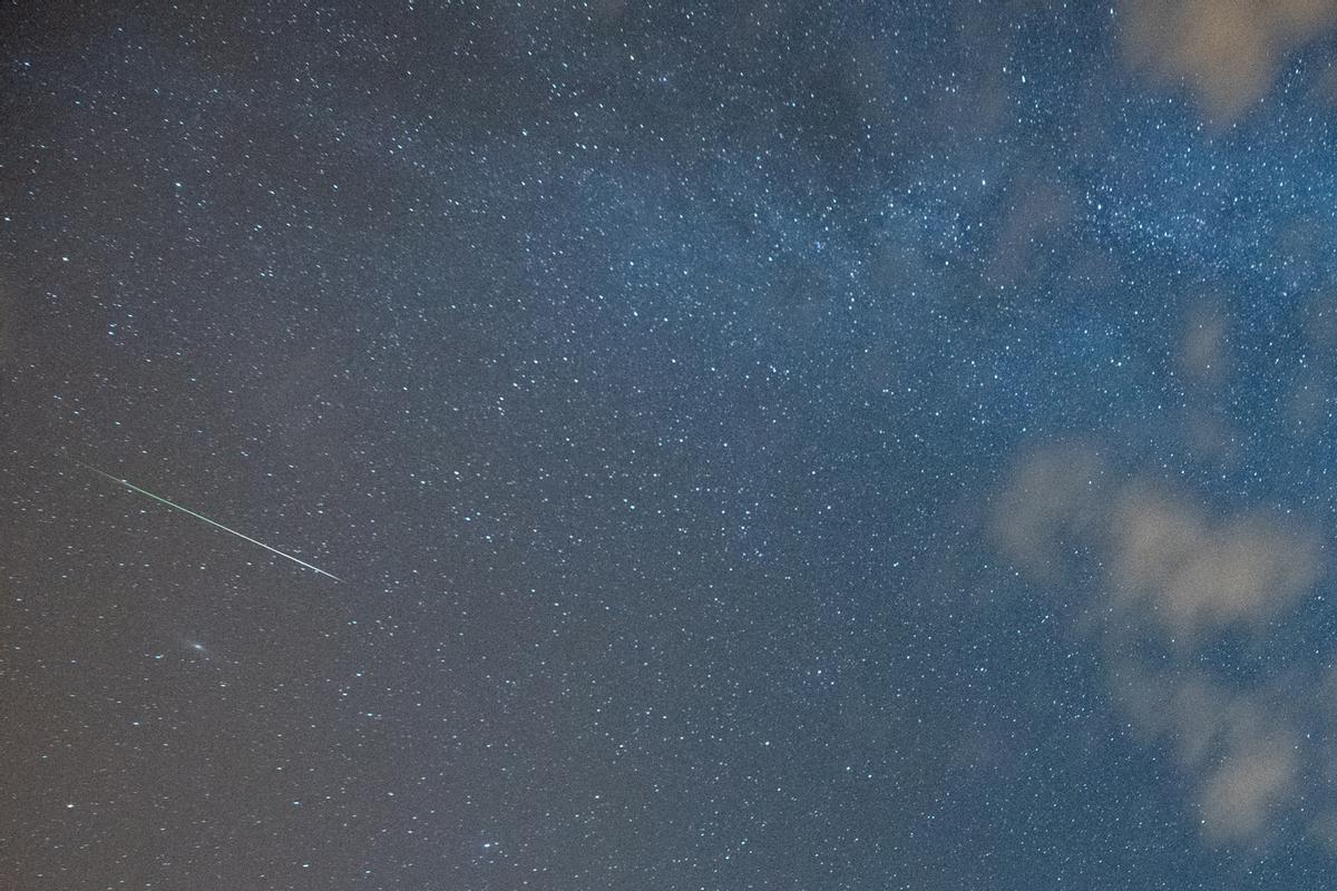 Una estrella fugaz atraviesa el cielo la madrugada del domingo sobre la localidad del Valle de la Cueva, en el municipio de Antigua en la isla de Fuerteventura.