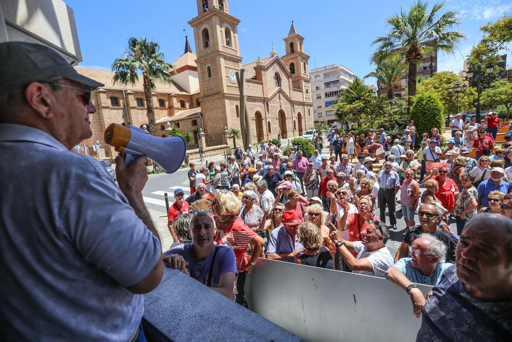 Más de 400 jubilados se concentran para exigir la apertura de las cafeterías de centros de mayores de Torrevieja