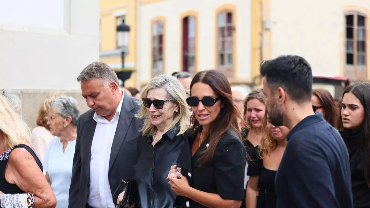 En vídeo: Candás despide a Luis Ángel Echevarría, padre de Paula Echevarría