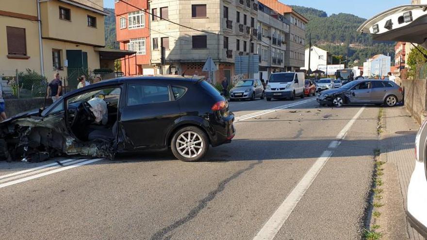 El estado en el que quedaron dos de los coches accidentados.