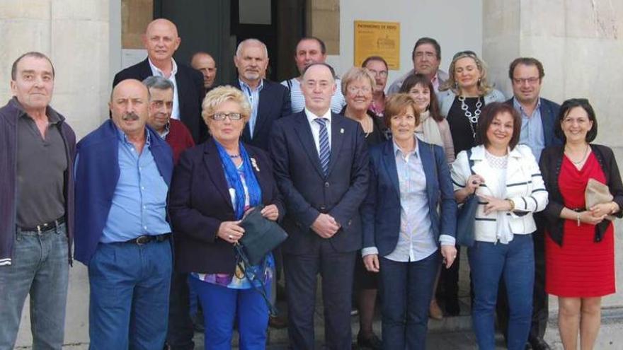 Medallas de oro y de plata, con los políticos de la corporación saliente. Foto de familia de los trabajadores municipales condecorados por el Ayuntamiento de Siero en el día de Santa Rita, junto con los representantes políticos que asistieron al acto solemne. En la primera fila, Celestino Martínez, Alfonso Corripio, María Concepción Suárez, Eduardo Martínez Llosa, Matilde Villa, María del Rosario García y Elena Paniceres; detrás, Juan García, Domingo García, Javier Peña, Ramiro Acebal, Avelino Riestra, Félix Vigil, Pedro García, Pilar Domínguez, Amparo Huergo, Paula Onís, Rafael Rodríguez y Valeriano Rodríguez.