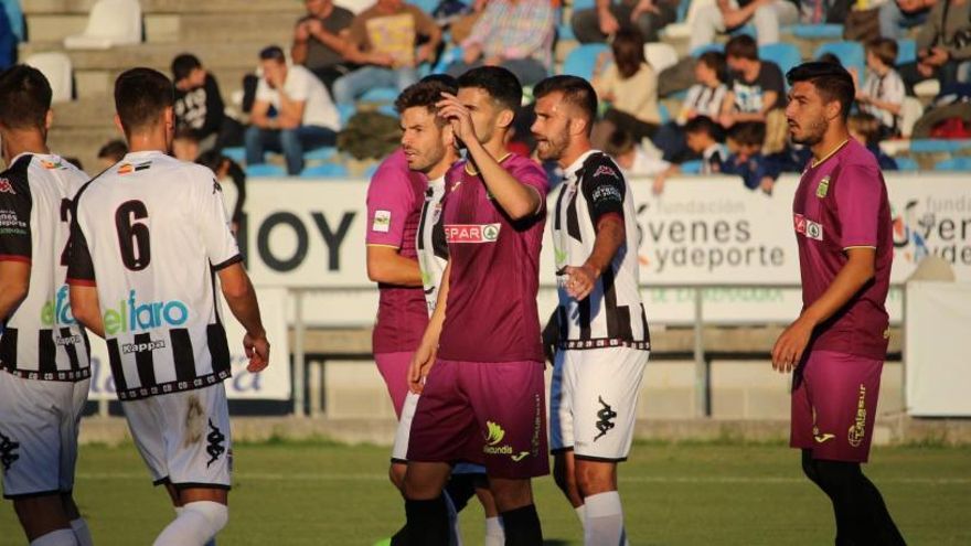 Moisés a la derecha, en un partido