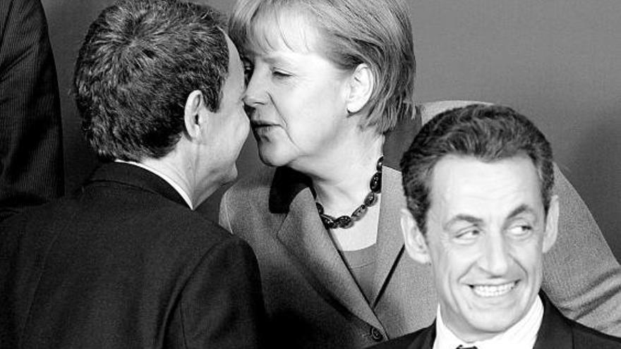 Angela Merkel y José Luis Rodríguez Zapatero, ayer, saludándose en Bruselas tras el presidente francés, Nicolas Sarkozy.