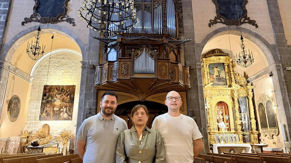 Maria Rotger, presidenta de la Asociación Amigos del Órgano, Miquel Bennàssar, organista titular de la parroquia, y Llorenç Perelló, alcalde de Alaró.