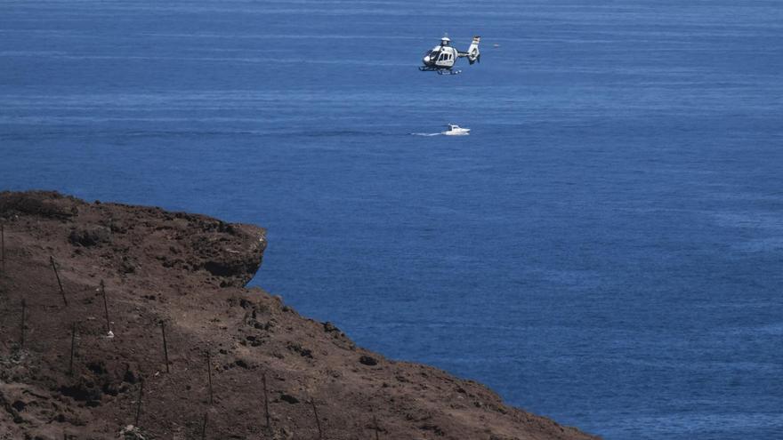 El helicóptero de la Guardia Civil, este miércoles, en El Confital