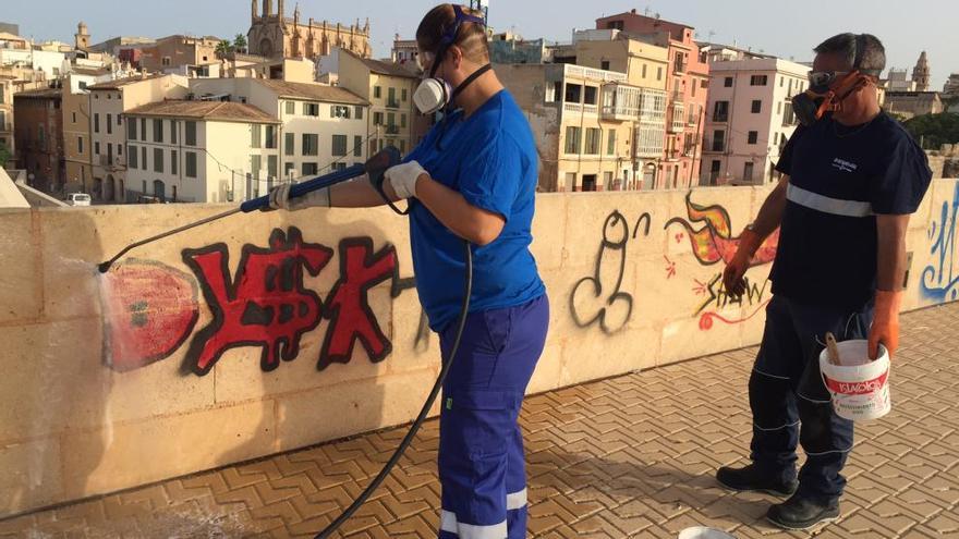 Emaya comienza hoy la limpieza de las pintadas del Baluard del Príncep