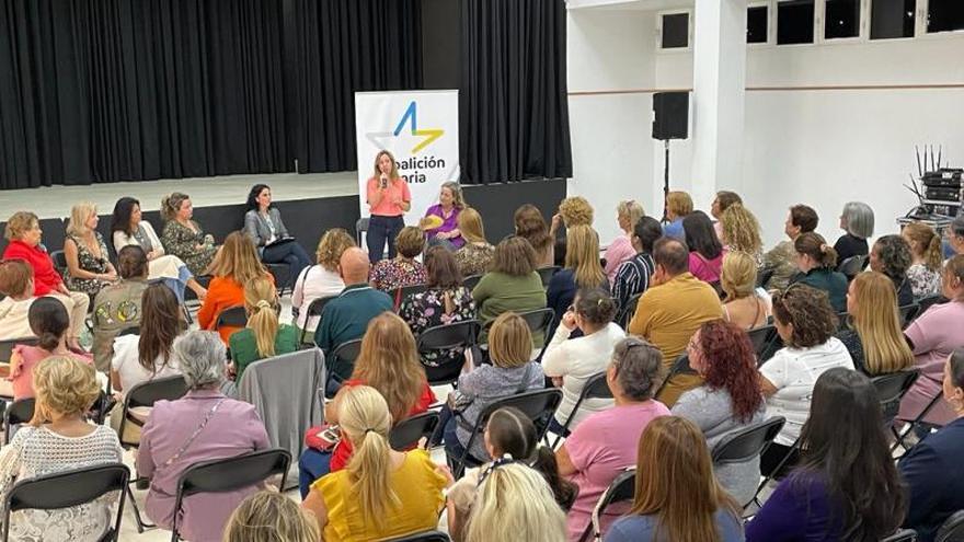 Foro ‘Mujeres: espacio para el diálogo’, en el centro cultural de San Isidro. | | E.D.