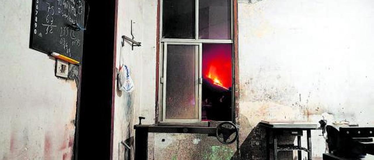 El volcán, a través de una ventana de una casa de El Paso.