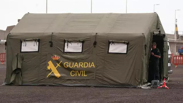 Preparativos en Tenerife para la llegada del los turistas del crucero  MV Hondius
