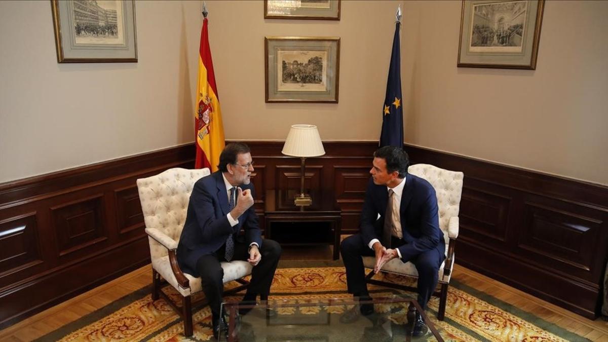 Mariano Rajoy y Pedro Sánchez en su reunión en el Congreso antes del debate de investidura.