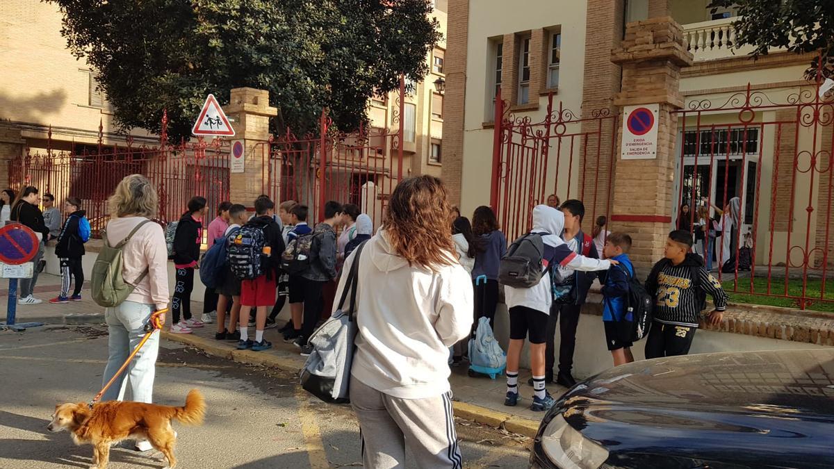 Momento de la entrada a un colegio de Sagunt.