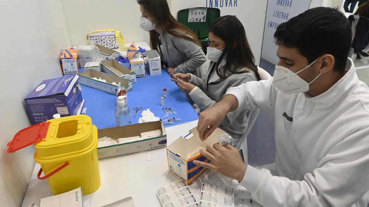 Un grupo de sanitarios prepara los viales contra el coronavirus en el centro de vacunación masiva de Vila-real.