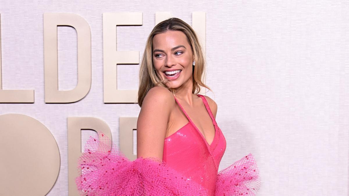Margot Robbie luce su look más 'Barbie' en los Globos de Oro 2024