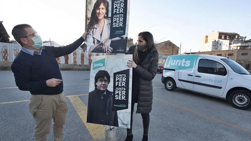 Junts han estat dels primers en penjar cartells i estrenar un vell sistema de campanya, la furgoneta