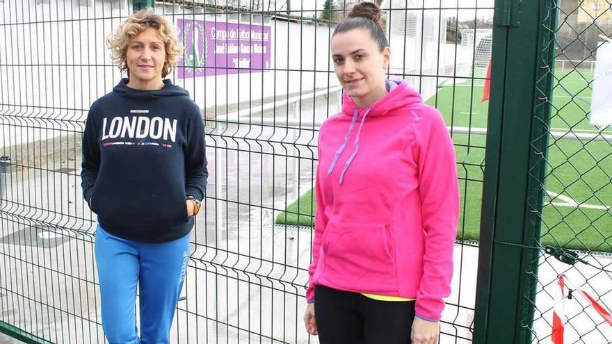 Aída Cuesta (izquierda) y Paula Arbesú, ayer, a la puerta del campo Jesús Isidro García Nicieza &quot;Güelito&quot; de Noreña.