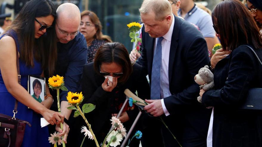 Els familiars de les víctimes del 17-A protagonitzen l&#039;ofrena floral a la Rambla