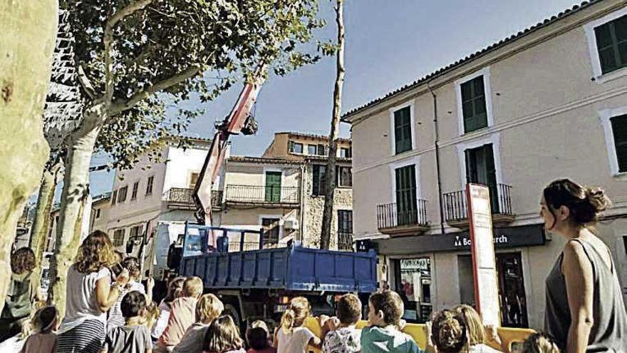 L´escola viu la festa del poble