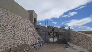 Los misterios del Castillo de Elda: ¿Había una torre medieval adosada al acceso a la fortaleza?