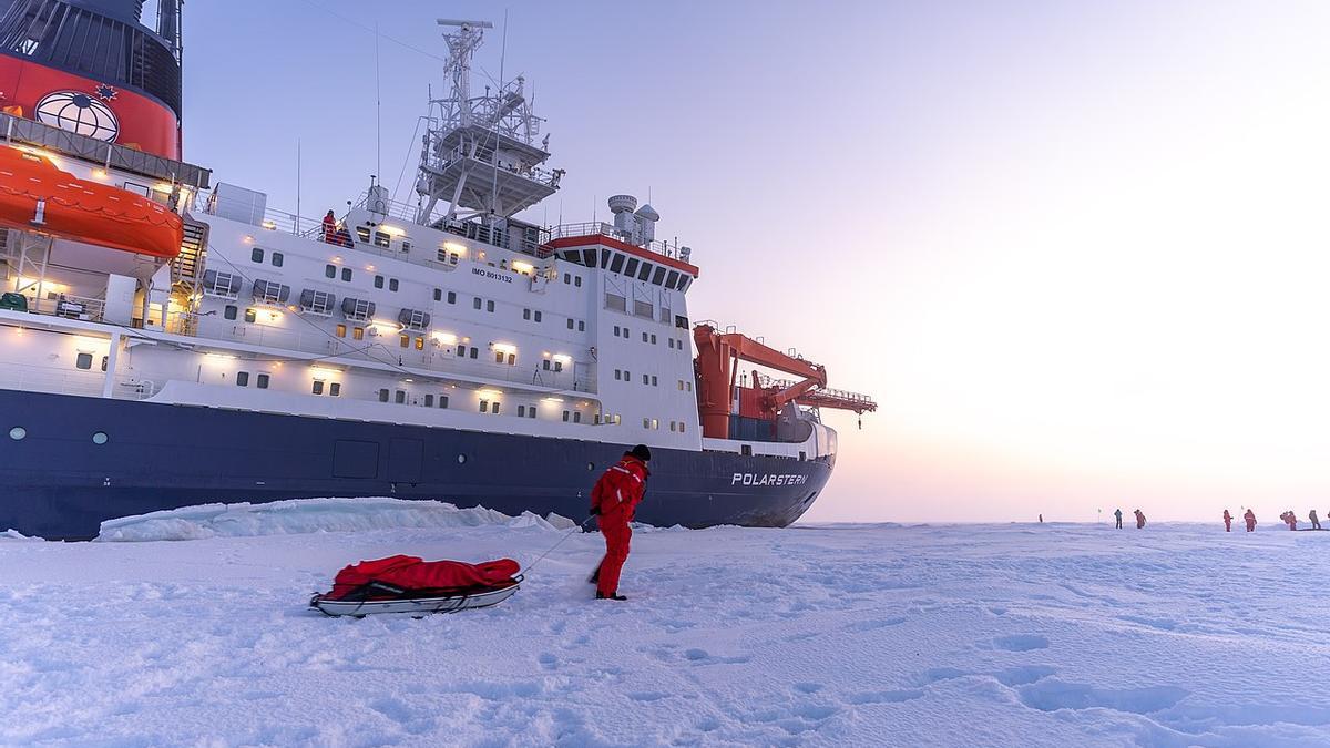 Científicos llevando equipos frente al RV Polarstern