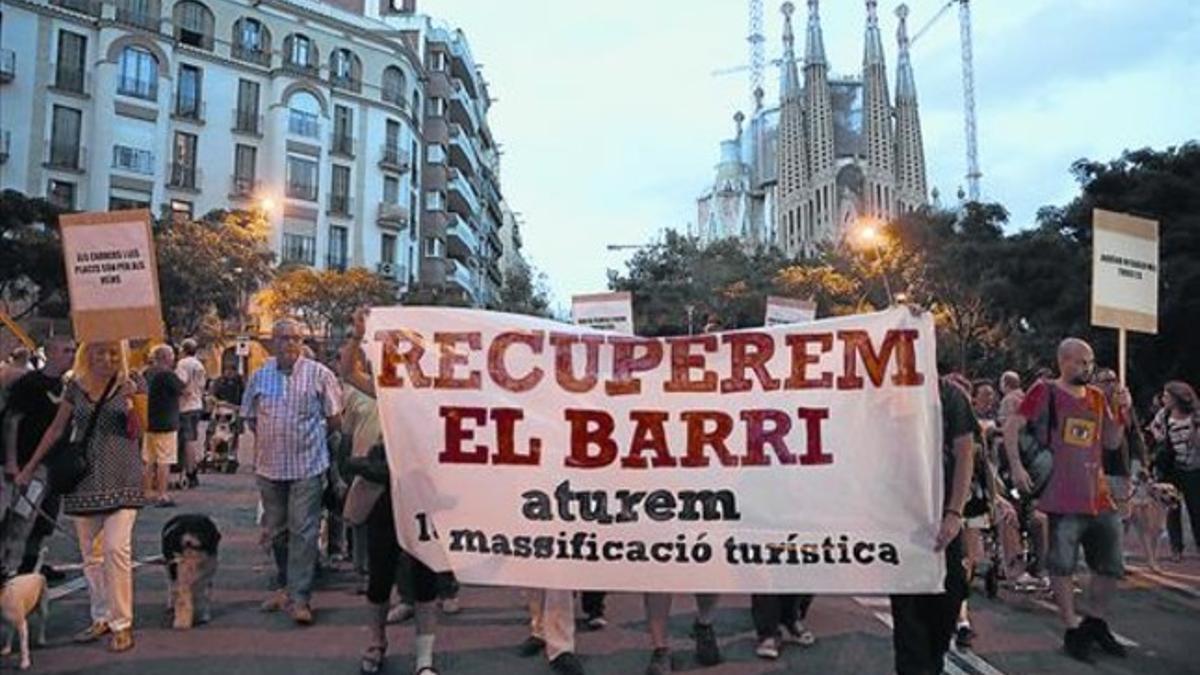 Protesta de vecinos del barrio de la Sagrada Família contra el turismo masivo en la calle de Provença, ayer.