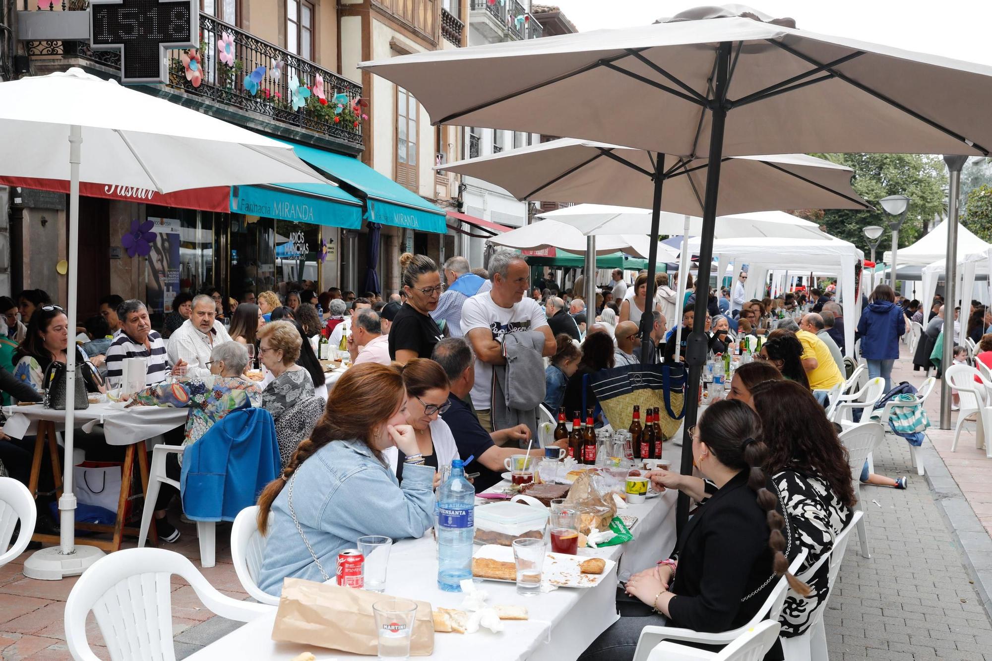 Grado abre boca para Santiago con la comida en la calle